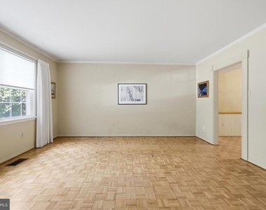 8350 Glastonbury Court - Photo Thumbnail 2