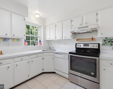 8350 Glastonbury Court - Photo Thumbnail 10