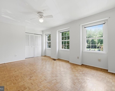 8350 Glastonbury Court - Photo Thumbnail 16