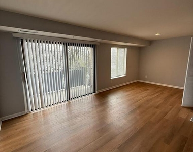 3100 S Manchester Street - Photo Thumbnail 3