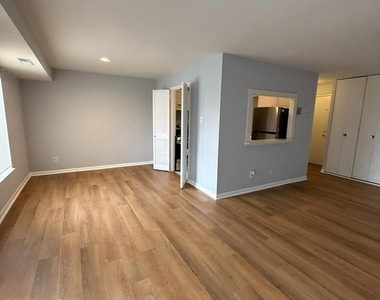 3100 S Manchester Street - Photo Thumbnail 4