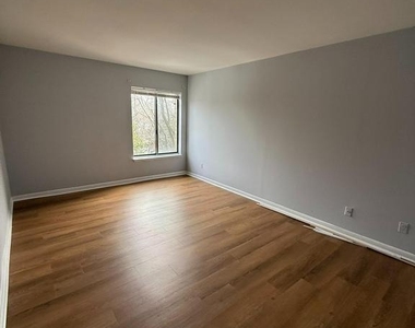 3100 S Manchester Street - Photo Thumbnail 11