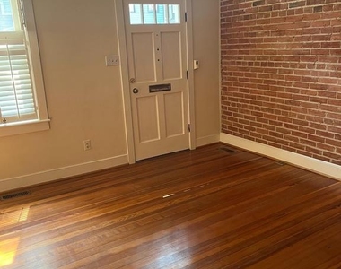 126 N Payne Street N - Photo Thumbnail 2