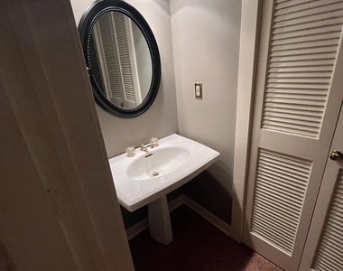 126 N Payne Street N - Photo Thumbnail 7