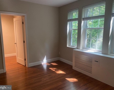 1905 N Rhodes Street - Photo Thumbnail 6