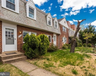 1045 N Monroe Street - Photo Thumbnail 2