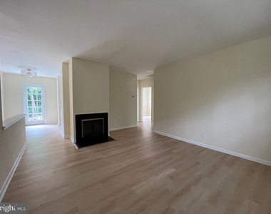 2515 S Walter Reed Drive - Photo Thumbnail 3