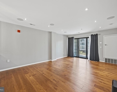 2 Leverington Avenue - Photo Thumbnail 4