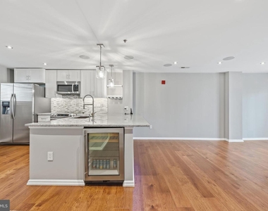 2 Leverington Avenue - Photo Thumbnail 3
