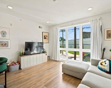 1729 Francis Street - Photo Thumbnail 10