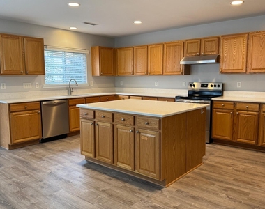 201 Northlands Drive - Photo Thumbnail 11