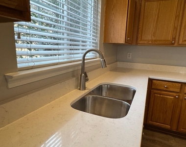 201 Northlands Drive - Photo Thumbnail 12