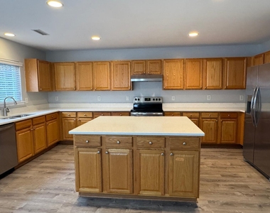 201 Northlands Drive - Photo Thumbnail 9