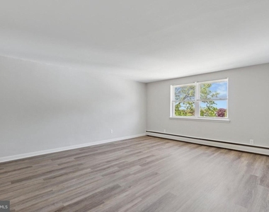 500 Manor House Lane - Photo Thumbnail 8