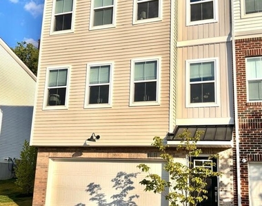 111 Four Leaf Dr - Photo Thumbnail 1