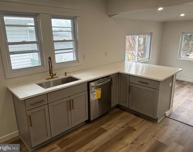 1019 S Broadway - Photo Thumbnail 12