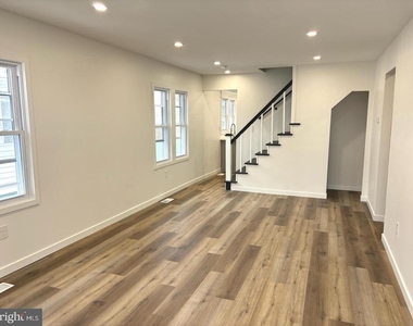 1019 S Broadway - Photo Thumbnail 1