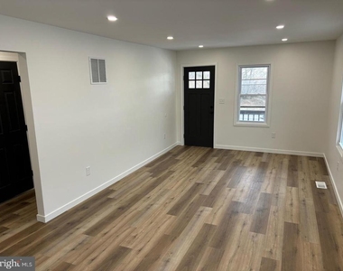 1019 S Broadway - Photo Thumbnail 3
