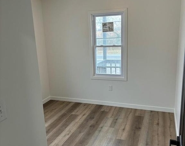 1019 S Broadway - Photo Thumbnail 4