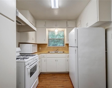 607 Bellevue Pl - Photo Thumbnail 9