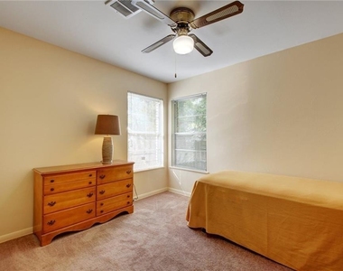 607 Bellevue Pl - Photo Thumbnail 3