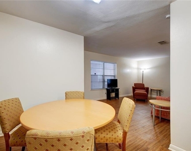 607 Bellevue Pl - Photo Thumbnail 6
