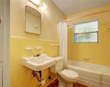 607 Bellevue Pl - Photo Thumbnail 4