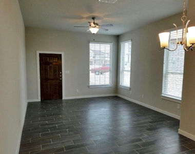 166 Lakeview Ct - Photo Thumbnail 1