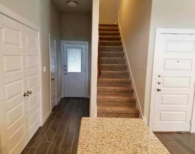 166 Lakeview Ct - Photo Thumbnail 3