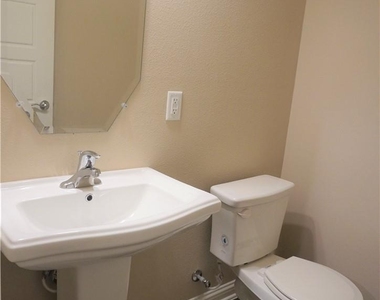 13800 Lyndhurst St - Photo Thumbnail 7