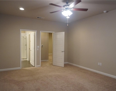 13800 Lyndhurst St - Photo Thumbnail 9