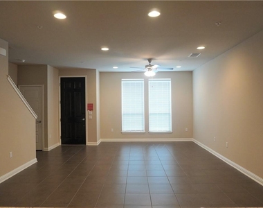 13800 Lyndhurst St - Photo Thumbnail 4