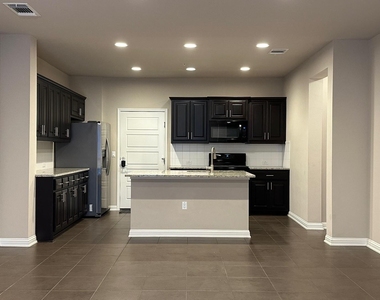 13800 Lyndhurst St - Photo Thumbnail 3