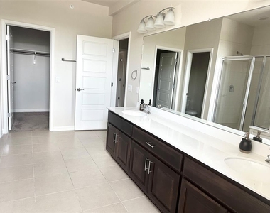 6814 E Riverside Dr - Photo Thumbnail 12