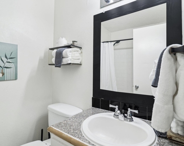 3107 Speedway Ave - Photo Thumbnail 8