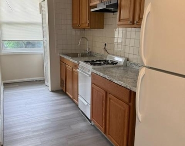 1014 Ne 48th Place Ne - Photo Thumbnail 3