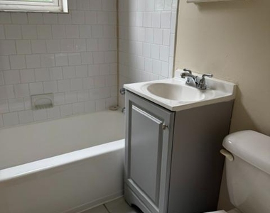 1014 Ne 48th Place Ne - Photo Thumbnail 2