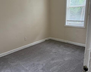 1014 Ne 48th Place Ne - Photo Thumbnail 6