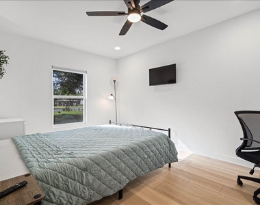 1406 N Georgetown St - Photo Thumbnail 7