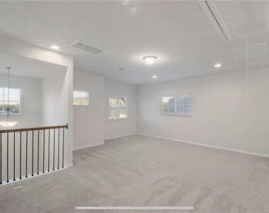 100 Petersburg St - Photo Thumbnail 9