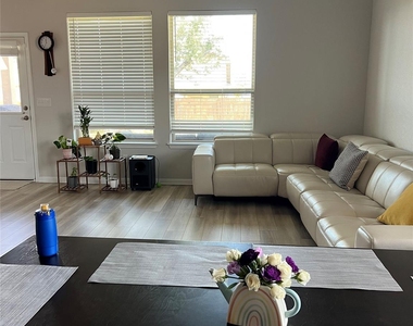 100 Petersburg St - Photo Thumbnail 4
