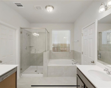 100 Petersburg St - Photo Thumbnail 10
