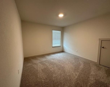7313 Sagira Path - Photo Thumbnail 10