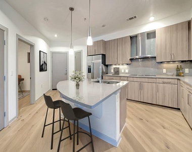 3600 S Lamar Blvd - Photo Thumbnail 2