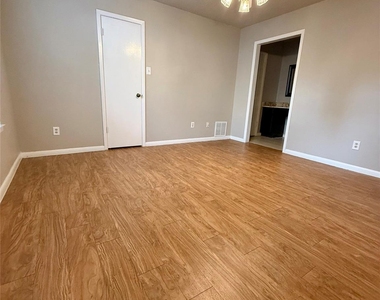 7825 Beauregard Cir - Photo Thumbnail 12