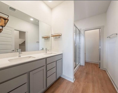 10805 Meris Ln - Photo Thumbnail 17