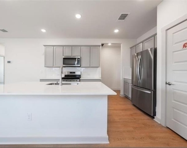 10805 Meris Ln - Photo Thumbnail 8