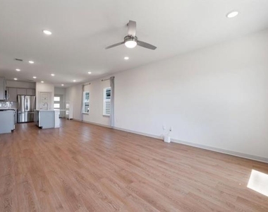 10805 Meris Ln - Photo Thumbnail 6