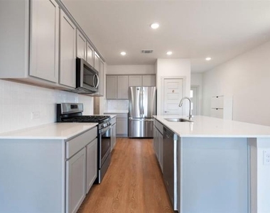 10805 Meris Ln - Photo Thumbnail 10