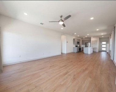 10805 Meris Ln - Photo Thumbnail 4